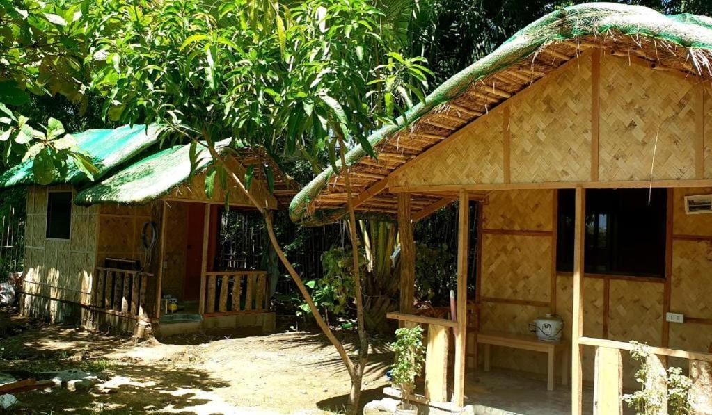 Traditional Filipino Transient House And Huts Near 100 Islands Wharf Alaminos Bagian luar foto