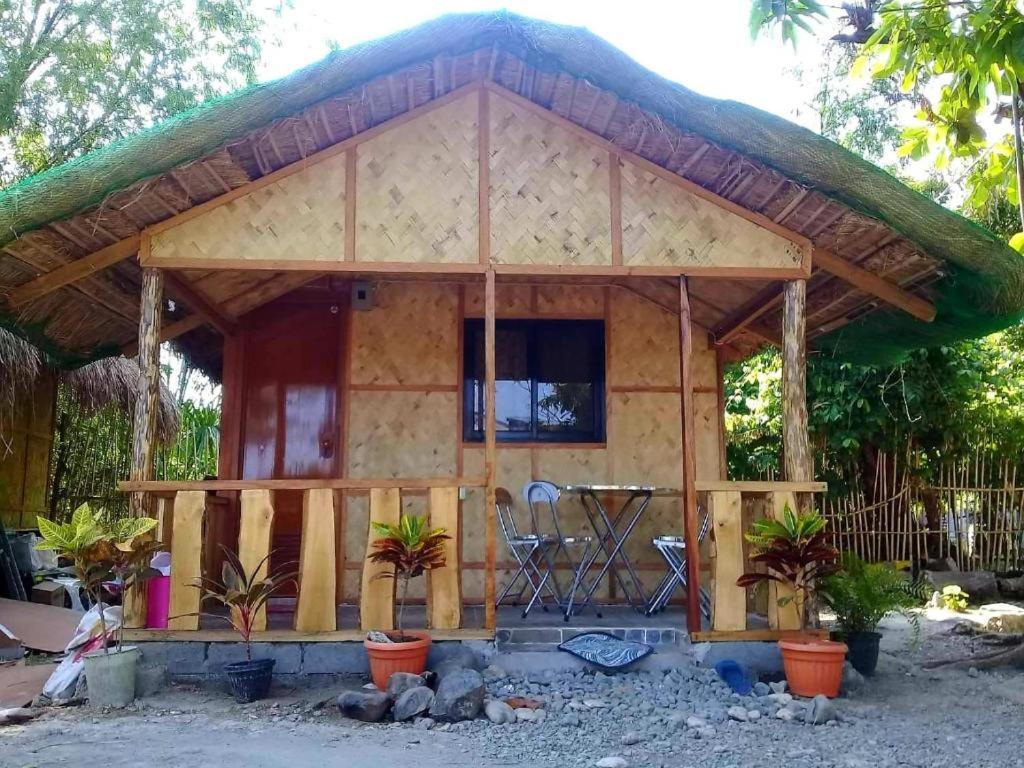 Traditional Filipino Transient House And Huts Near 100 Islands Wharf Alaminos Bagian luar foto