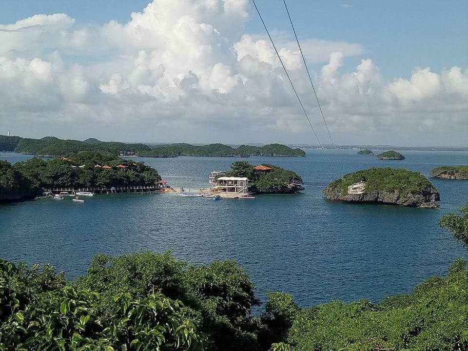 Traditional Filipino Transient House And Huts Near 100 Islands Wharf Alaminos Bagian luar foto